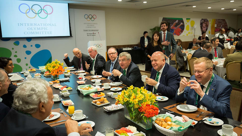 Le président du CIO, Thomas Bach, remet l'Ordre olympique aux organisateurs de Rio 2016 