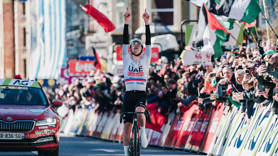 Tadej Pogačar celebra su victoria en la carrera Lieja-Bastoña-Lieja 2024
