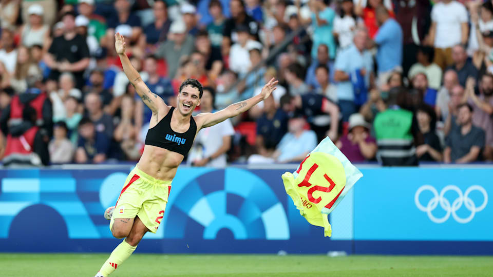 Sergio Camello (ESP) celebra luego de marcar el gol de la victoria ante Francia en el fútbol de París 2024