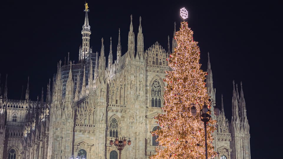 Foto del Duomo di Milano e dell&#039;albero di natale acceso