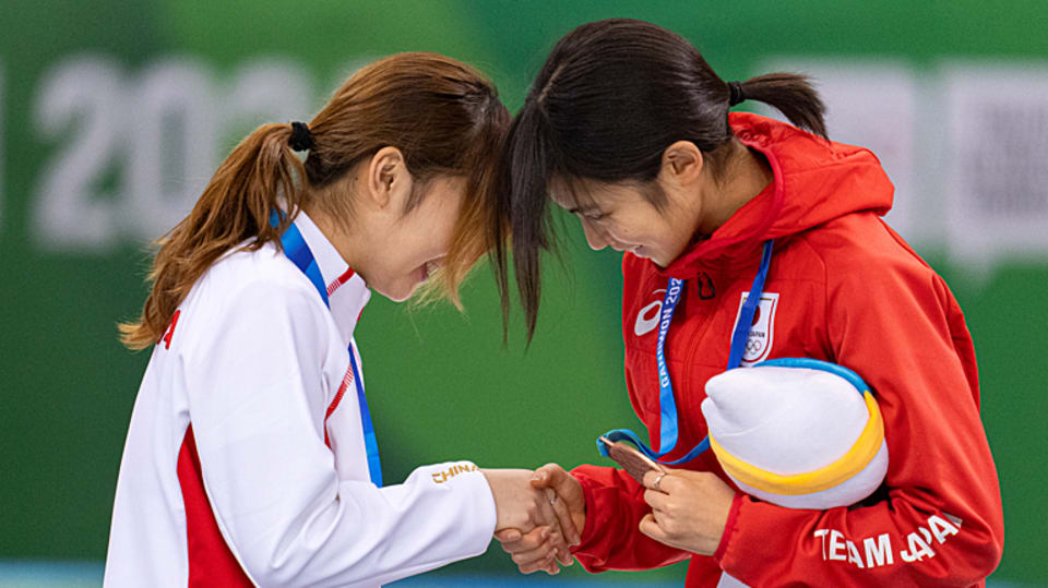 Gold Medallist Joo Jaehee KOR shakes hands with bronze medallist Inoue Nonomi JPN on the podium Gangwon 2024