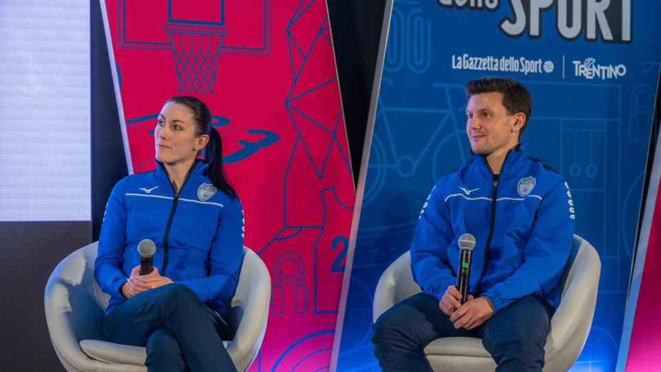 Foto di Charlene Guignard e Marco Fabbri seduti sul palco