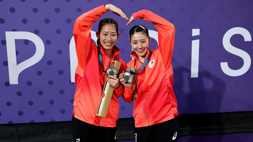 バドミントン 志田千陽 松山奈未 直筆サイン色紙 JOC公式ロゴ入