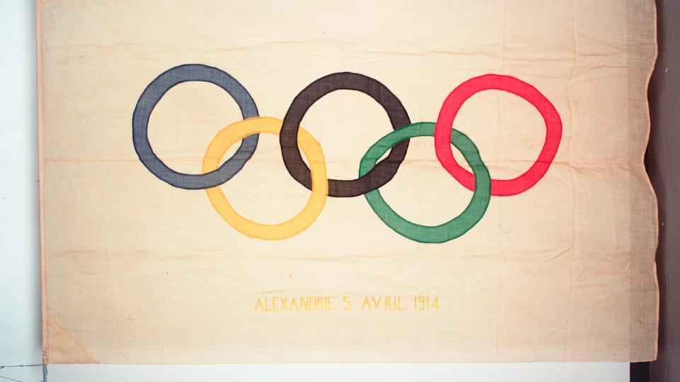1913 : First public presentation of the Five Rings Symbol.