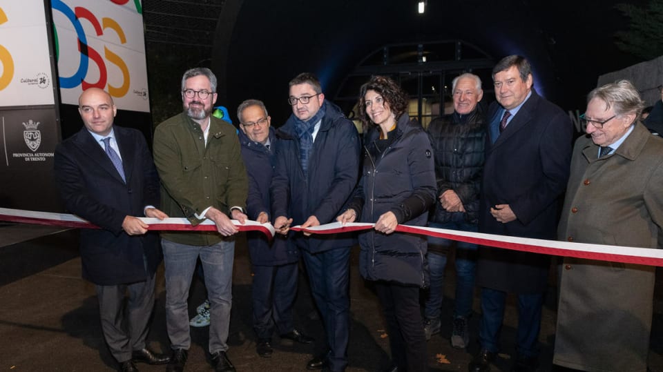 Foto degli organizzati mentre stanno per tagliare il nastro per inaugurare la mostra 