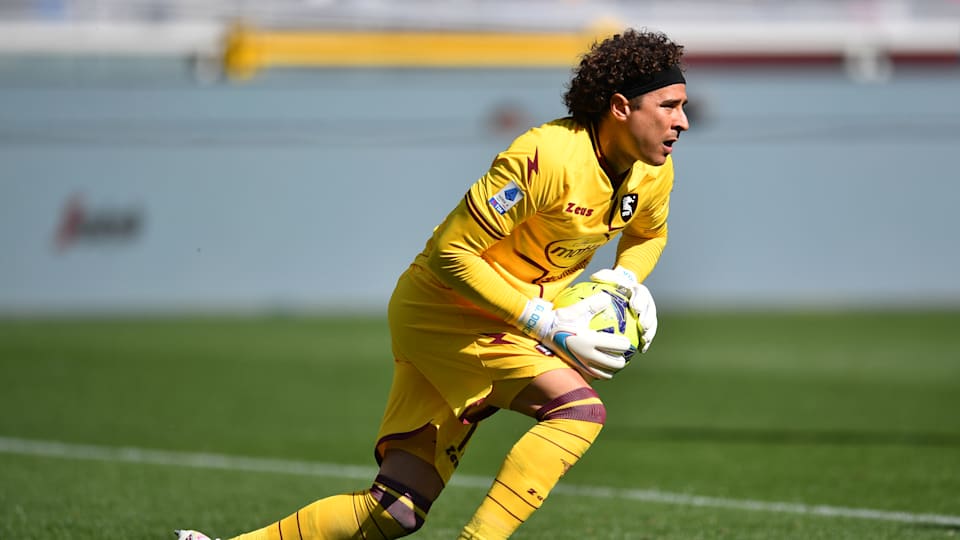 Guillermo Ochoa del Salernitana recoge el balón durante el partido de la Serie A vs el Torino FC (Foto de Valerio Pennicino/Getty Images)