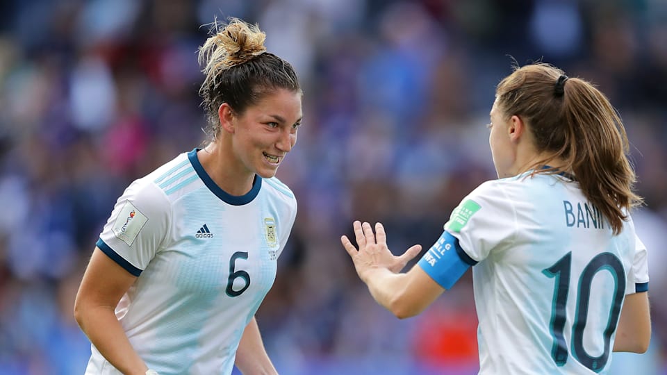 Aldana Cometti de Argentina celebra con su compañera Estefanía Banini en la Copa Mundial Femenina de Francia 2019