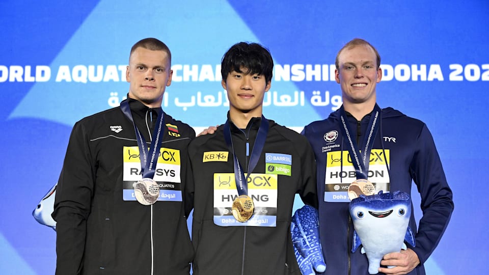 2024 세계수영선수권대회 남자 자유형 400m 메달리스트 (왼쪽부터 다나스 랍시스, 황선우, 루크 홉슨)