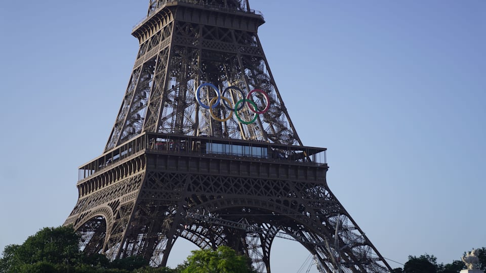 Les anneaux olympiques sur la Tour Eiffel