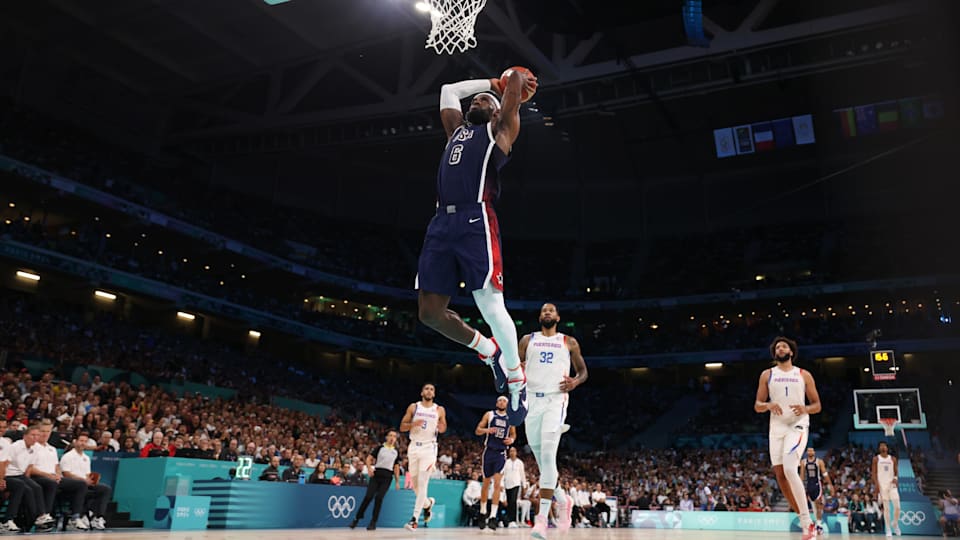 Lebron James na vitória dos EUA sobre Porto Ricos no basquete masculino dos Jogos Olímpicos Paris 2024