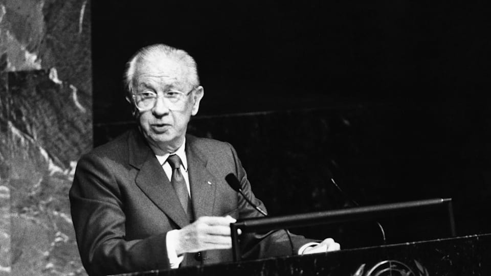 1995-IOC-President-UN-General-Assembly-banner