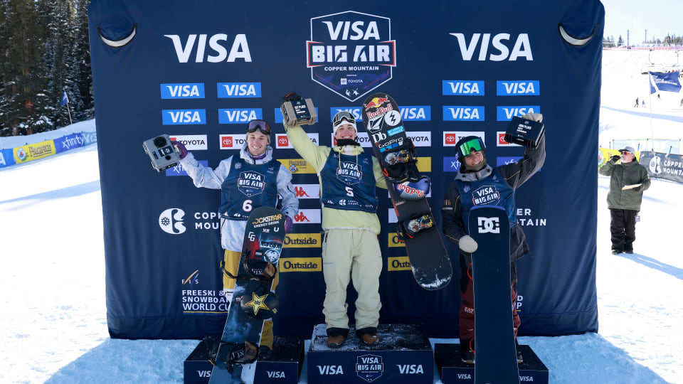 Ian Matteoli (R) festeggia il suo podio di Coppa del mondo di big air insieme a Marcus Kleveland (C) e Chirs Corning (L)