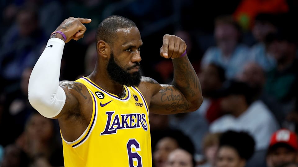 LeBron James in azione per i LA Lakers contro gli Charlotte Hornets