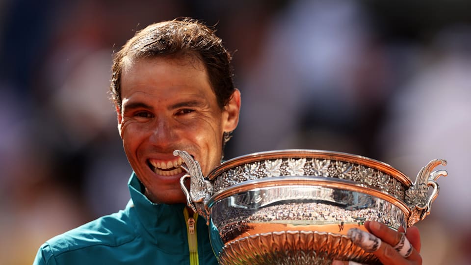 Rafael Nadal mostra il trofeo del Roland Garros 2022