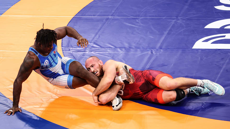 Kyle Snyder on his way to victory in the 2023 Pan American Games final against Arturo Silot (CUB)