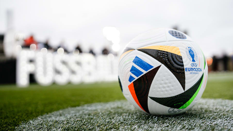 Der neue Ball für die FußballEuropameisterschaft 2024 verfügt neben den neuen Farben auch über