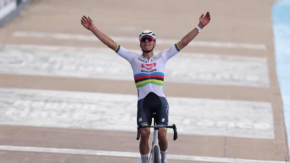 Mathieu van der Poel celebrates consecutive victories in the Paris-Roubaix