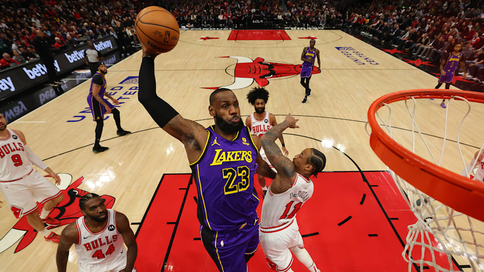 LeBron James de Los Angeles Lakers hace un clavado contra los Chicago Bulls en la NBA 2024