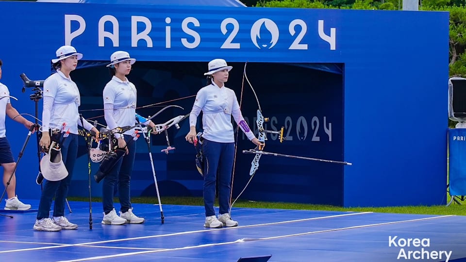 앵발리드를 구현한 양궁장에서 훈련하는 여자 대표팀