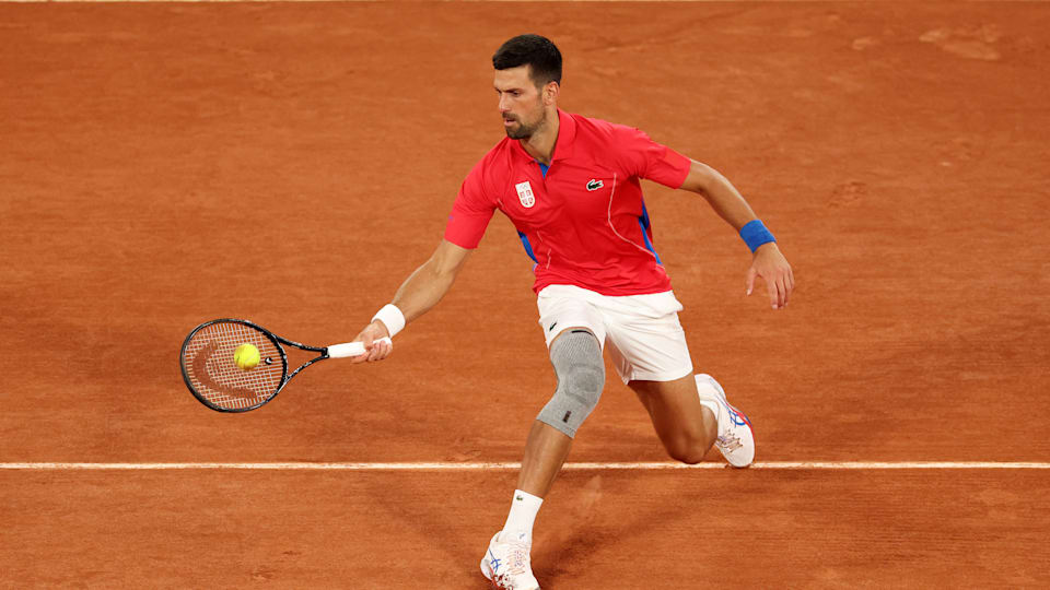 Novak Djokovic golpea de derecha en París 2024.