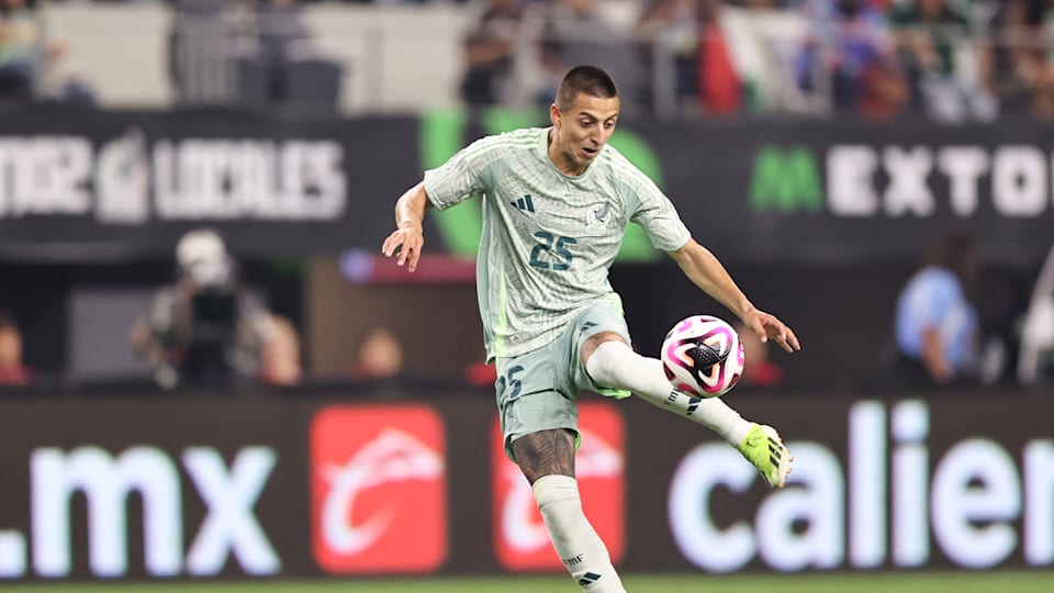 Roberto Alvarado con la Selección mexicana en 2024