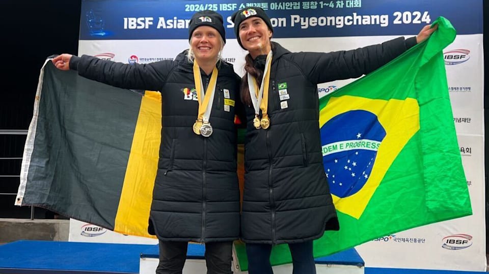 Kim Meylemans e Nicole Silveira no pódio da Copa da ?sia de Skeleton 2024