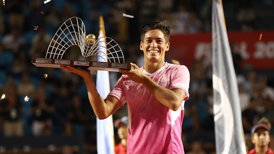 Sebastián Báez com o troféu do Rio Open 2025 de tênis