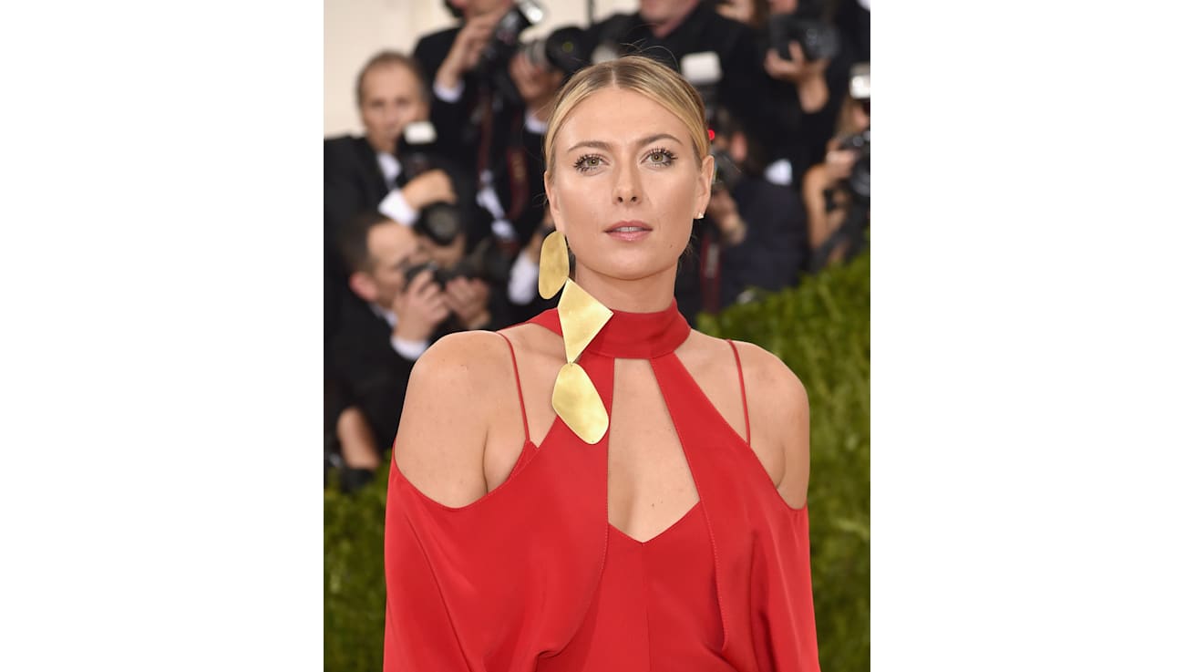 #EileenGu steps out for the #MetGala #redcarpet. #MetBall #olympian #l
