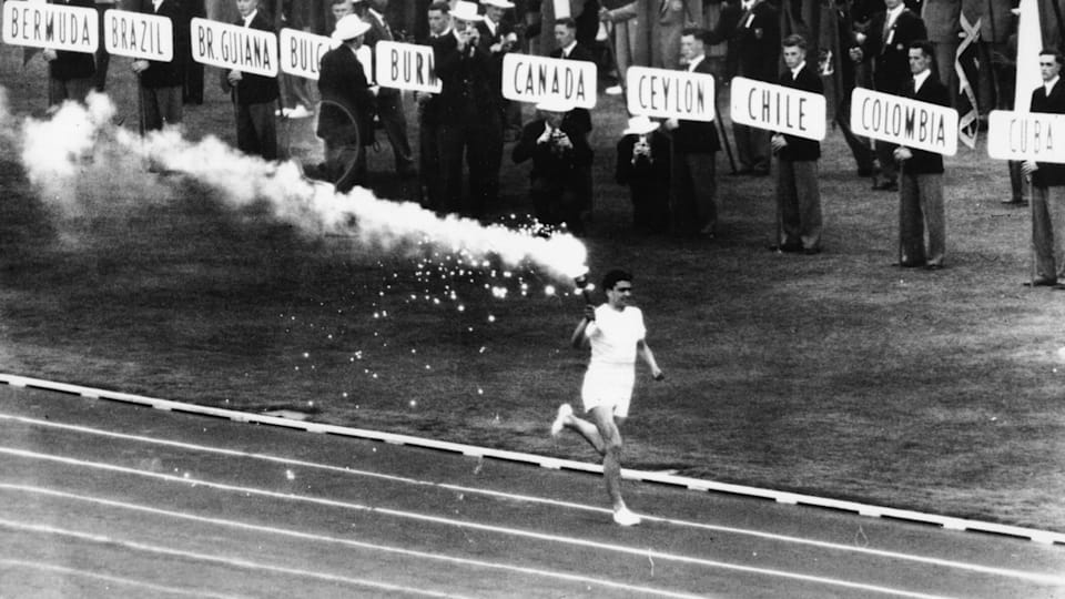 Melbourne_1956_torch_hero02