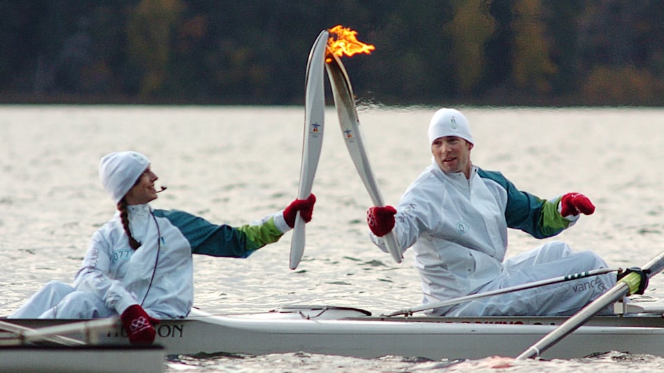 Vancouver_2010_torch_hero