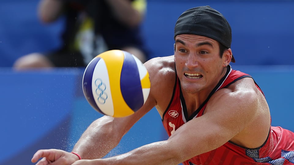 Deportistas chilenos en Santiago 2023 Esteban Grimalt rey del voleibol playa y abanderado