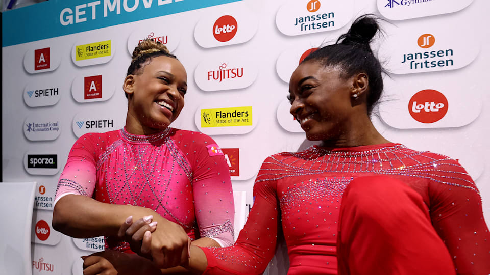 Simone y Rebeca previo a disputar la gran final de gimnasia en la tarima de París 2024/ Foto: Marca   