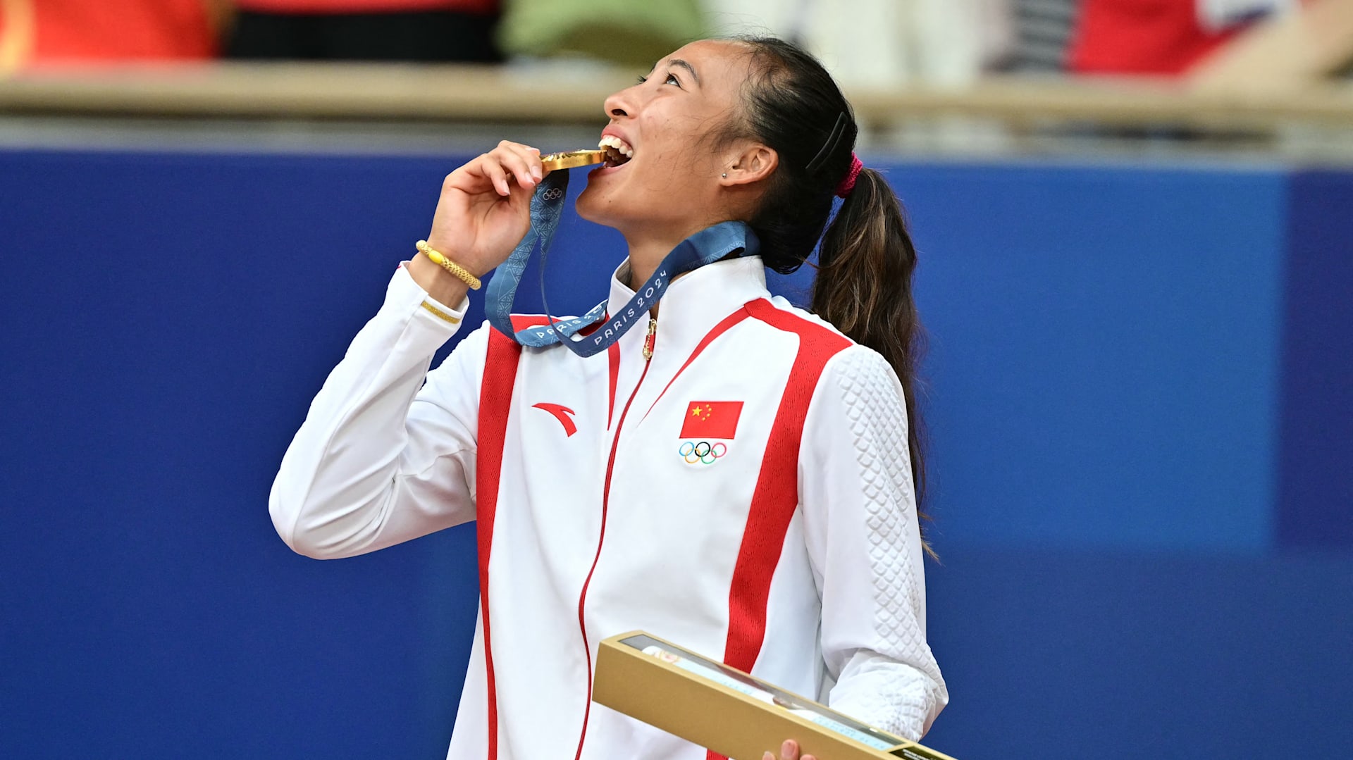 2024年巴黎奥运会网球：郑钦文直落两盘击败维基奇，成为首位获奥运会网球单打金牌中国球员