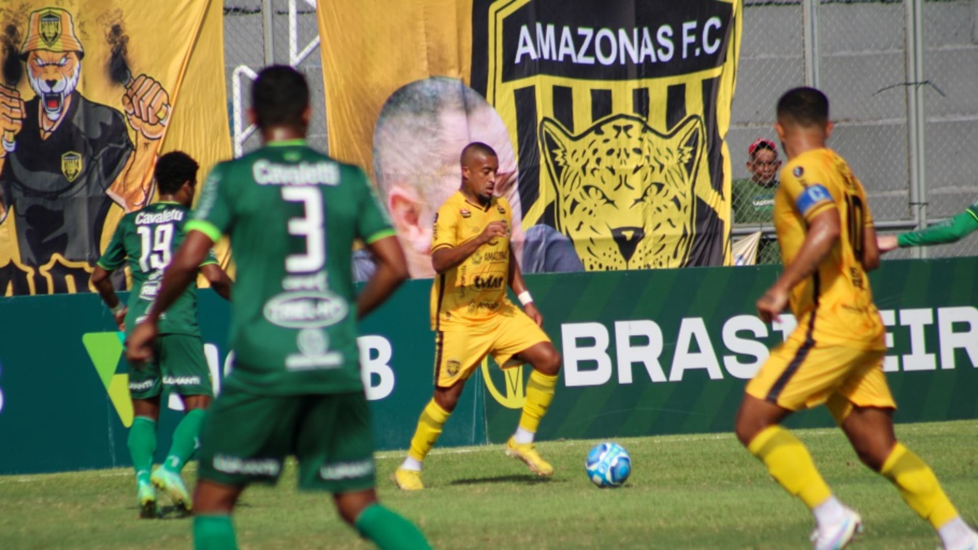 Reservas aumentam e time improvisa uniforme com esparadrapo na Série C