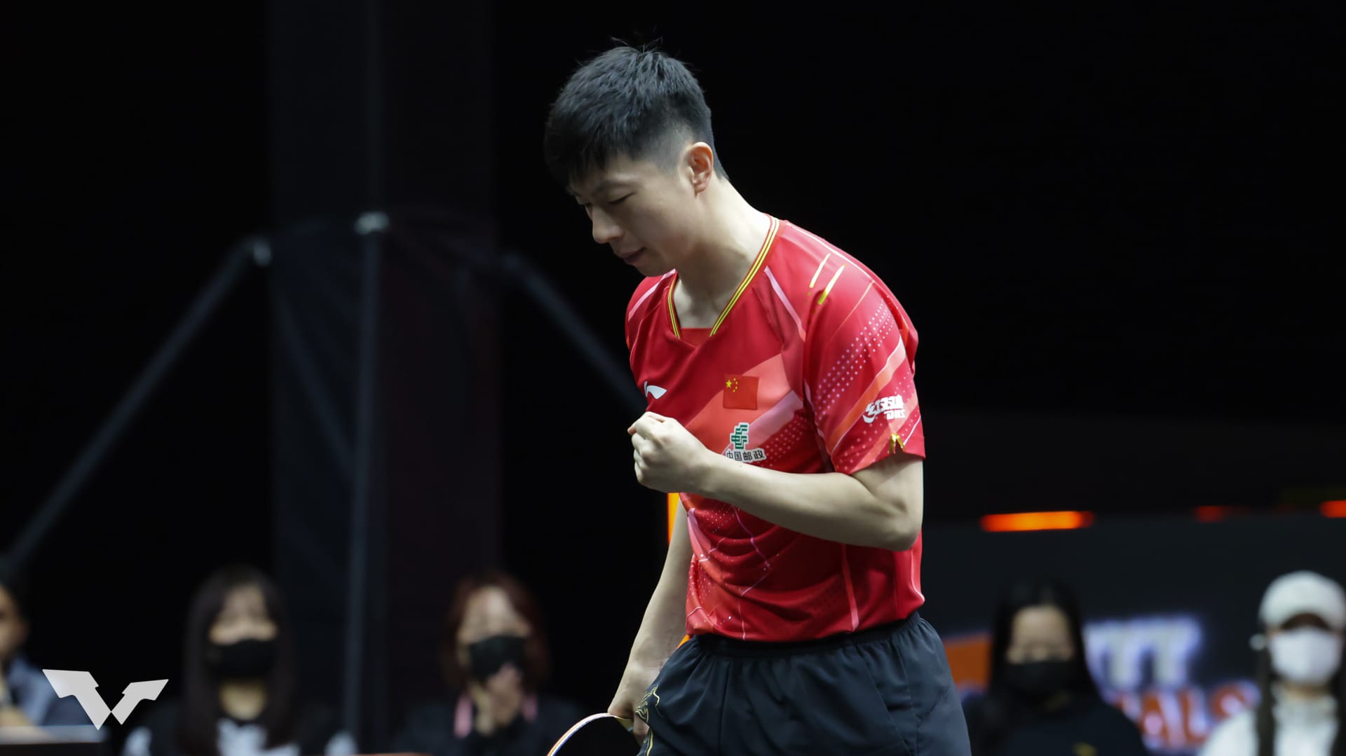 WTT男子乒乓球多哈总决赛首日综述：樊振东险胜，马龙轻取领衔 