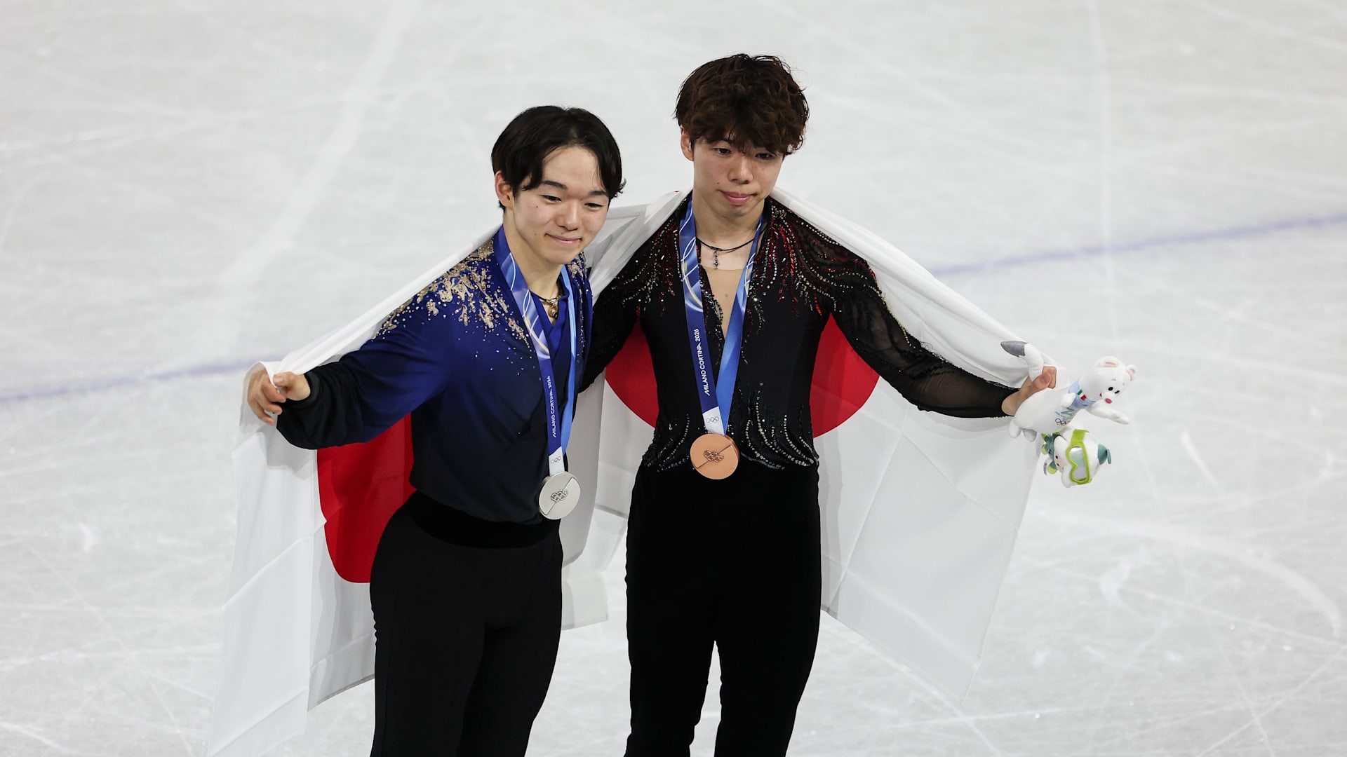 鍵山優真が2大会連続の銀メダル、佐藤駿は銅メダルを獲得丨フィギュア