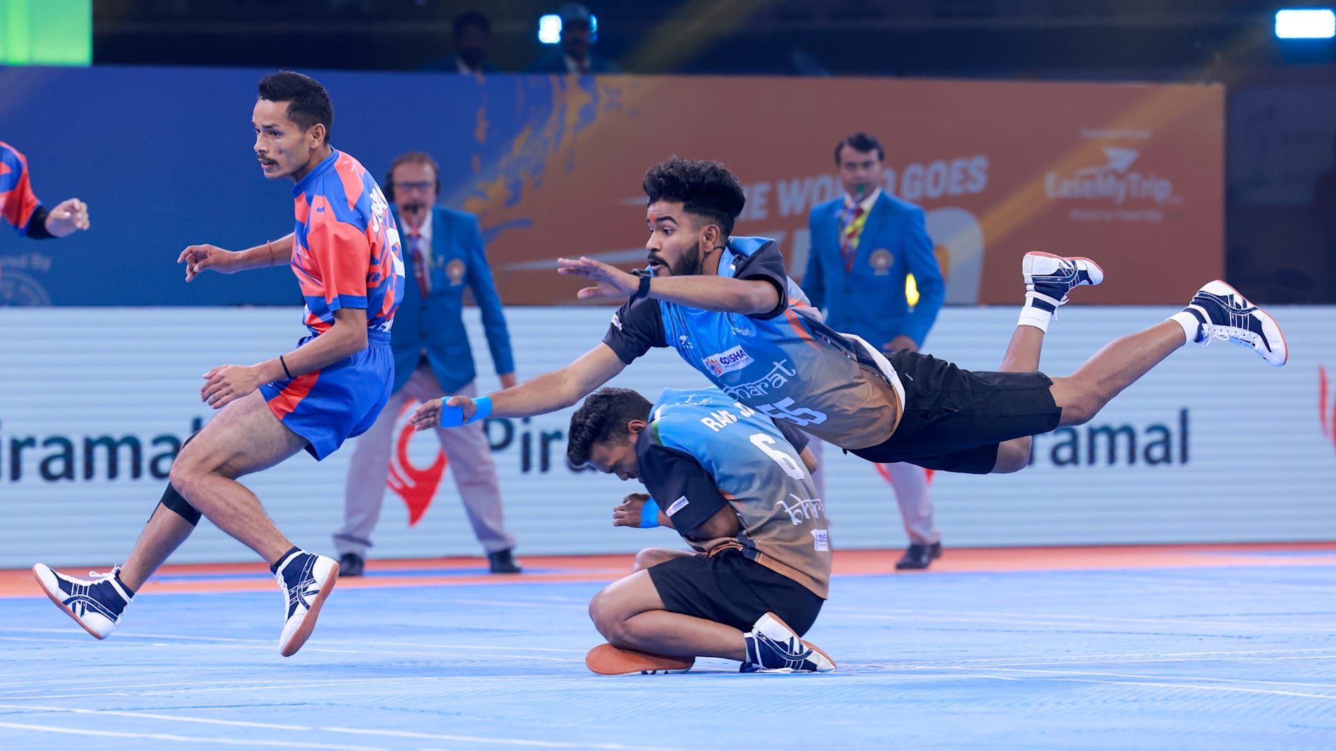 Intense Kho Kho chase - players in full action