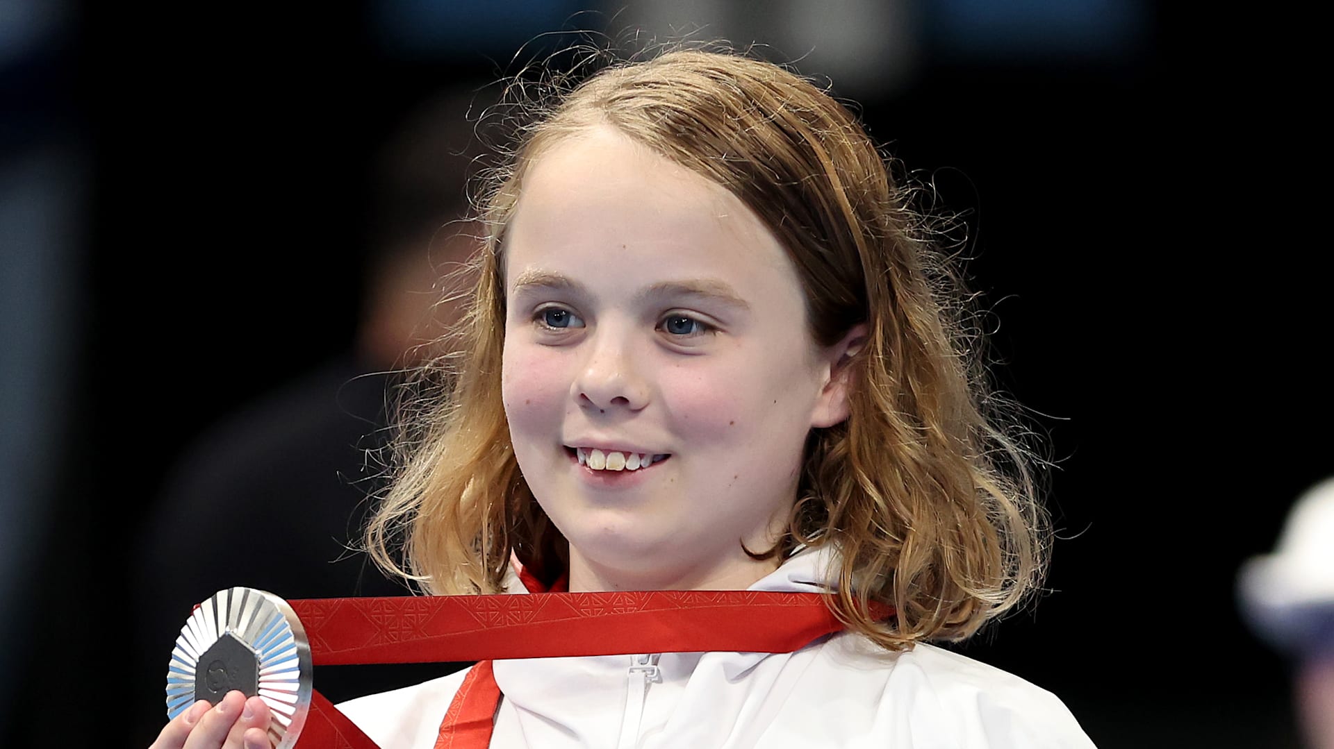 女子100m平泳ぎSB7で銀メダルを獲得した13歳のイオナ・ウィニフリス