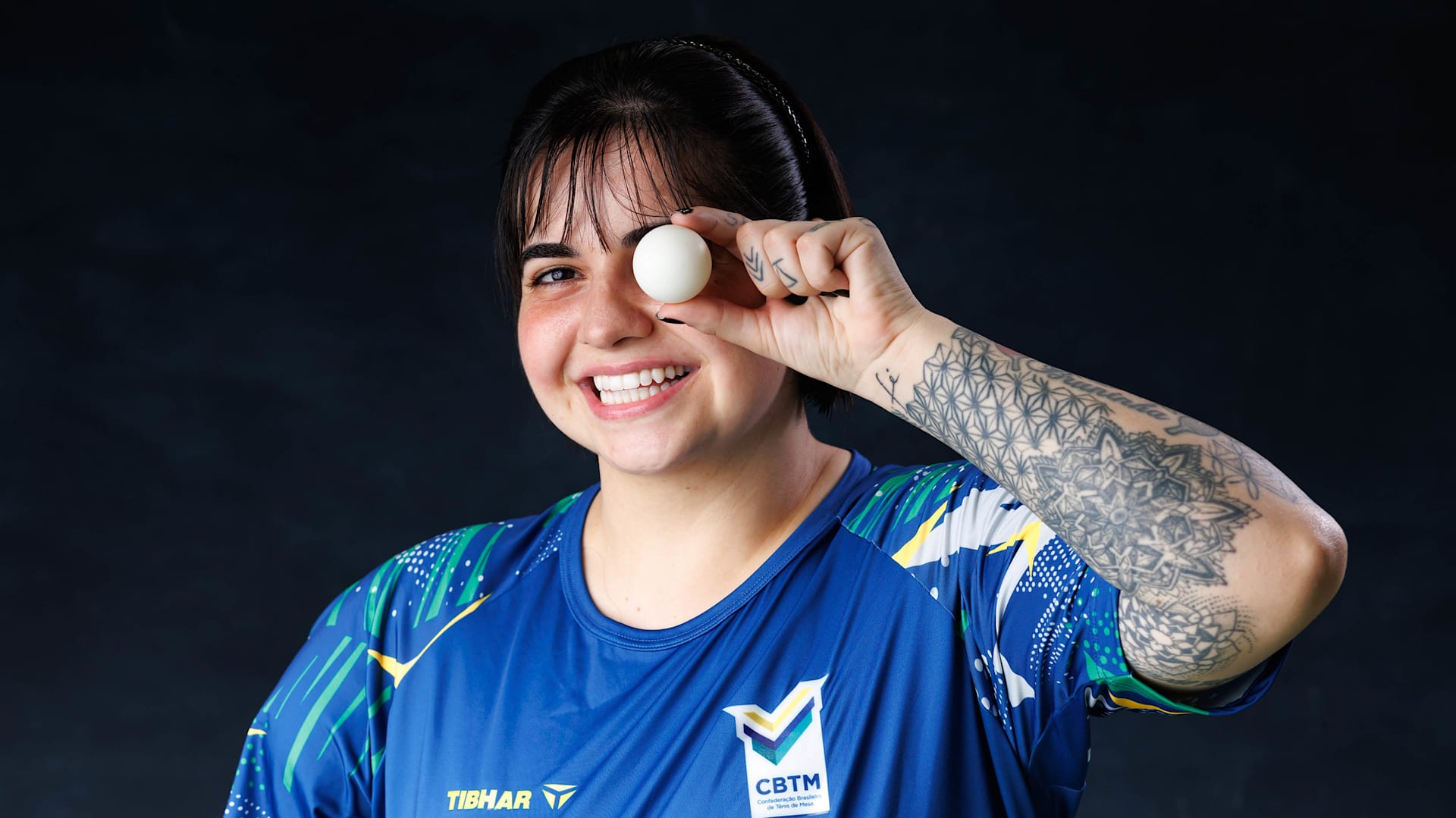 Paralímpica que joga no tênis de mesa convencional, Bruna Alexandre pratica  skate para melhorar equilíbrio