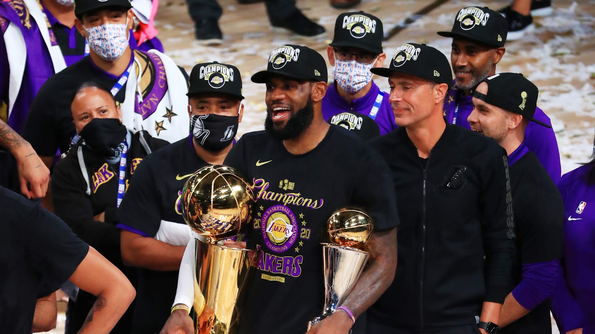 LeBron's jersey T-shirt could hint the changes to the Lakers' uniforms