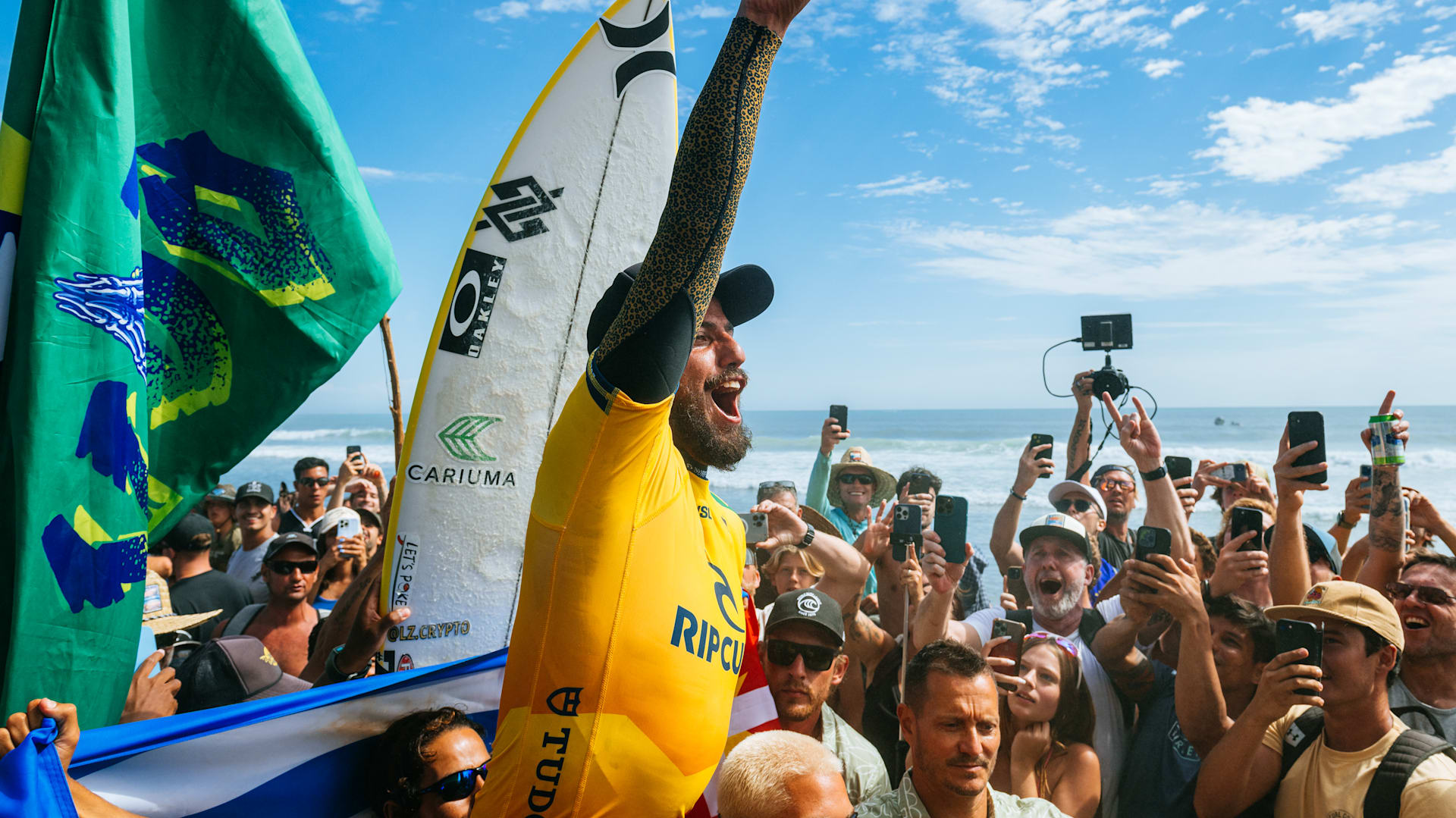 Filipe Toledo conquista título do Circuito Mundial de Surfe
