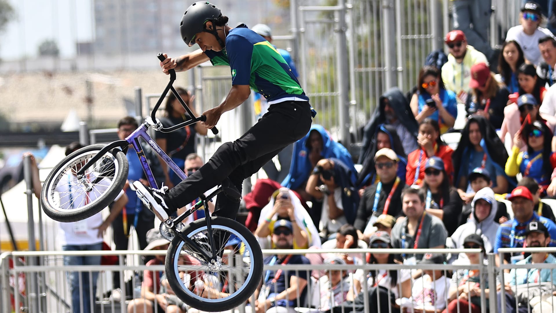 Gustavo Bala Loka conquista bronze inédito no BMX Freestyle dos