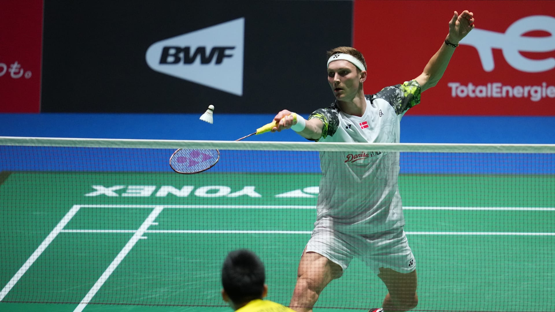 バドミントン　Viktor Axelsen選手直筆サイン入り　YONEX ウェア バドミントン Viktor Axelsen選手直筆サイン入り YONEX ウェア