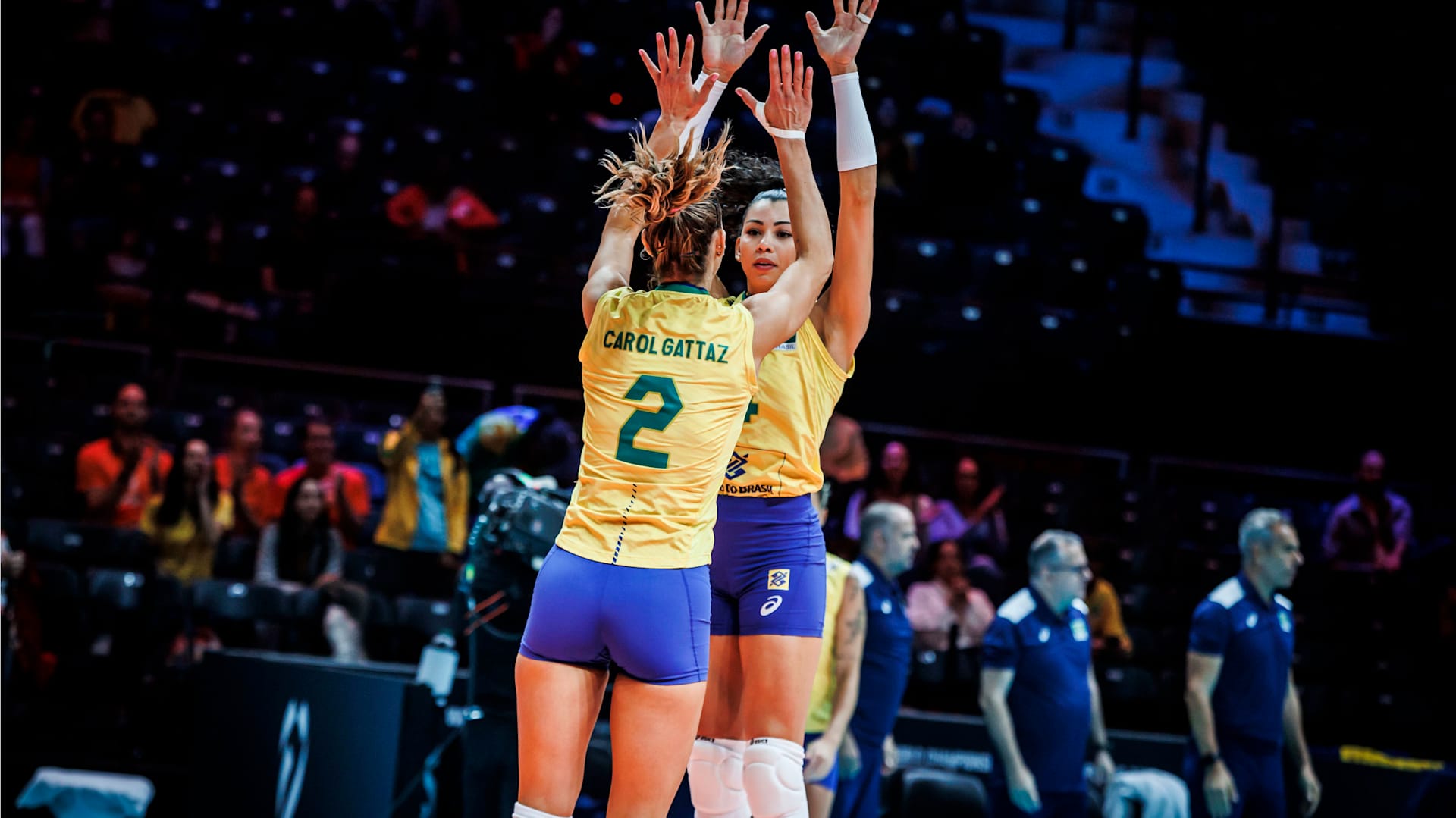 Gabi barra Egonu, e Brasil vence Itália no Mundial de vôlei