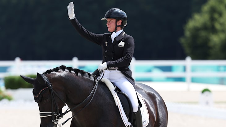 Pin's JO Paris 2024 - Pictogramme Équitation / Dressage - Officiel - NEUF
