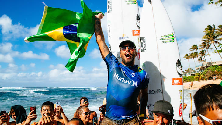 Filipe Toledo vence Italo e é campeão mundial de surfe pela 1ª vez