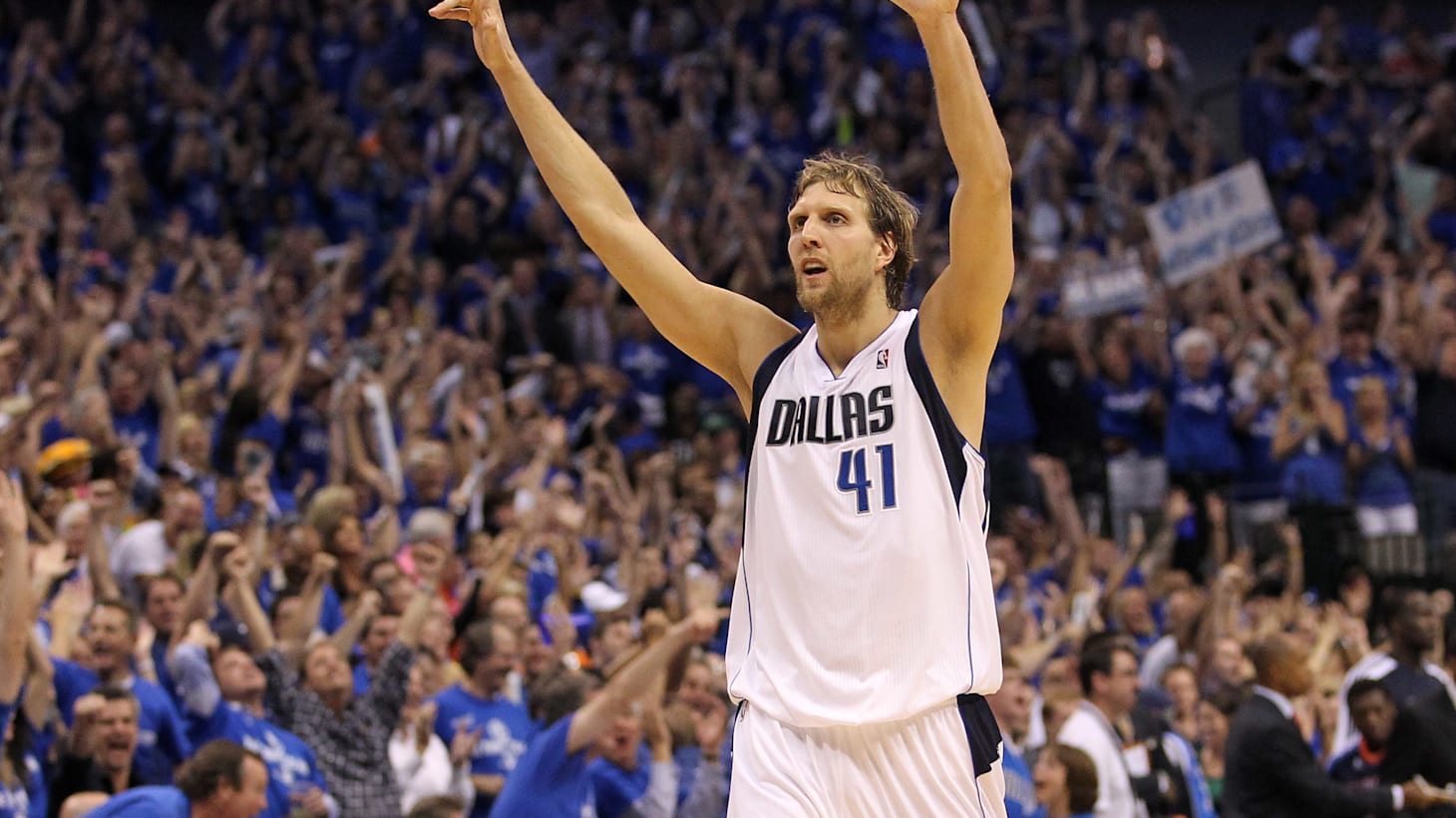 Dirk Nowitzki of the Dallas Mavericks shoots the fadeaway against Tim  News Photo - Getty Images