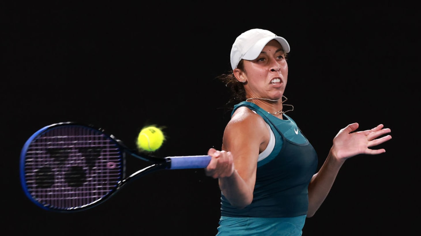 Қыз досының мысығын жалап, есегін саусақпен сипайды