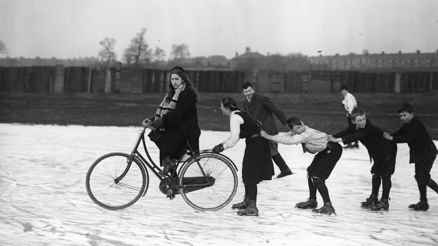 Juegos Deportivos Y Personas Concepto. Mujer Joven En Ropa