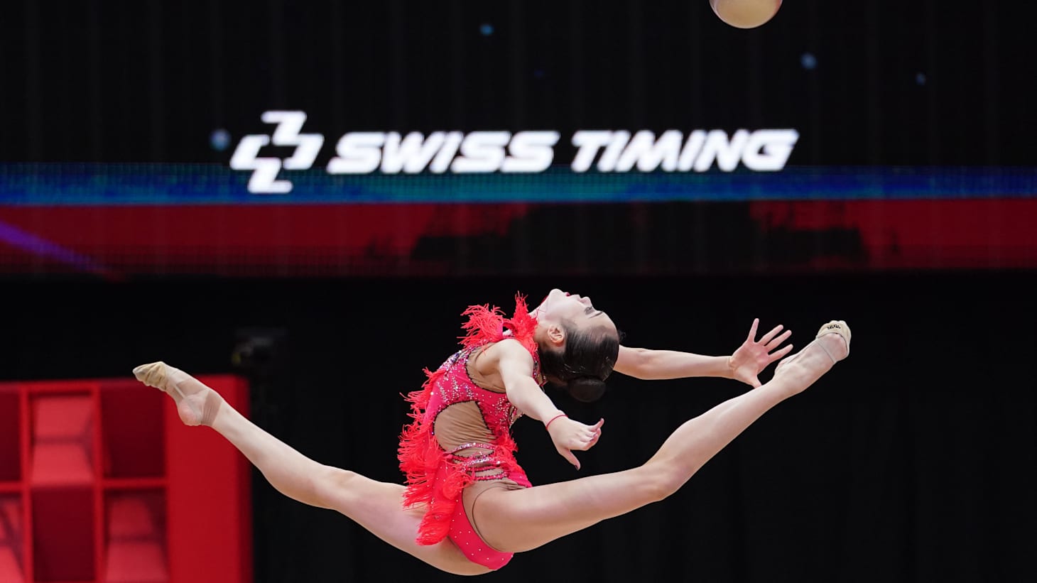 84新体操　全日本社会人選手権　BD 新体操の世界選手権日本代表壮行会で写真に納まる喜田未来乃（左）と